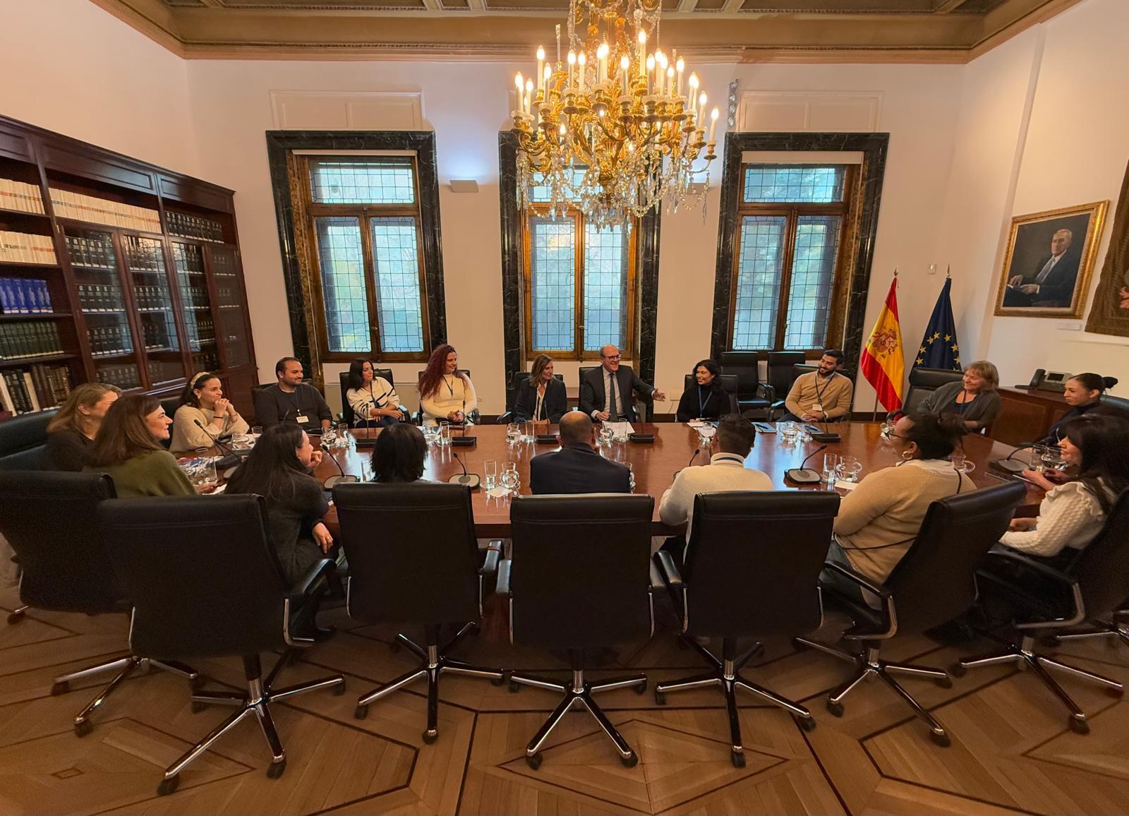 Ángel Gabilondo se reúne con personal técnico de la Fundación Secretariado Gitano