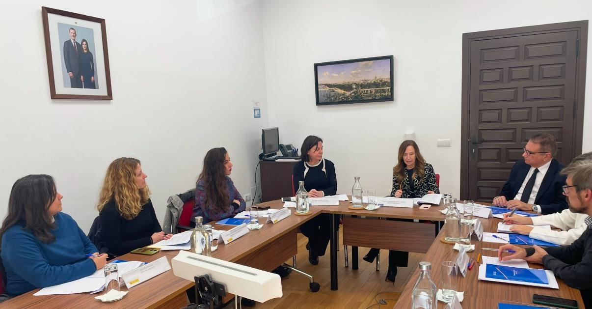 La adjunta primera del Defensor del Pueblo, Teresa Jiménez-Becerril reunida con la directora de Infancia