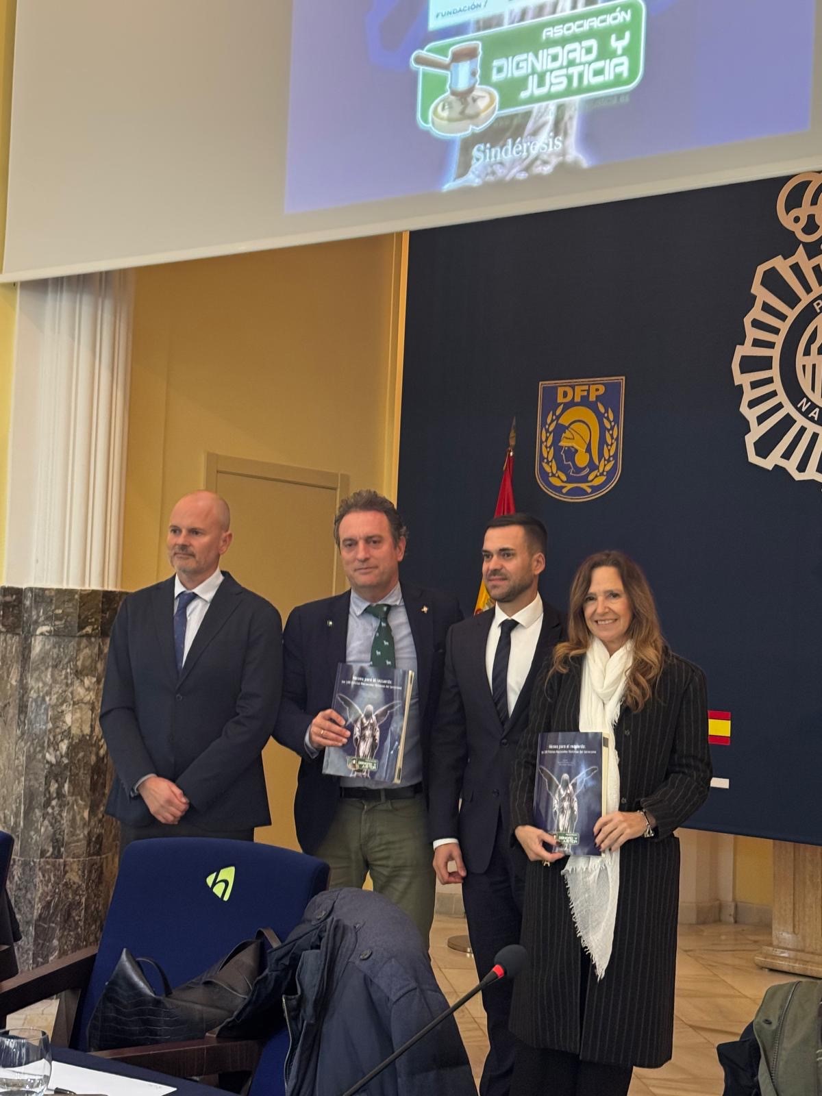 Teresa Jiménez-Becerril participa en la presentación del libro ‘Héroes para el recuerdo’
