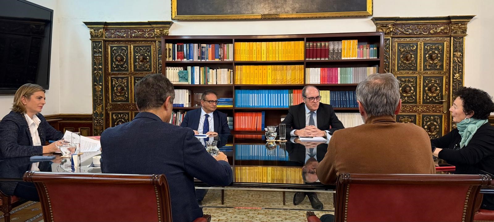 Ángel Gabilondo mantiene un encuentro con la presidenta de la asociación ALUMBRA de Andalucía, María de las Mercedes Bueno