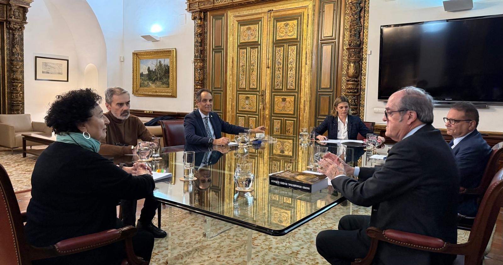 Ángel Gabilondo mantiene un encuentro con la presidenta de la asociación ALUMBRA de Andalucía